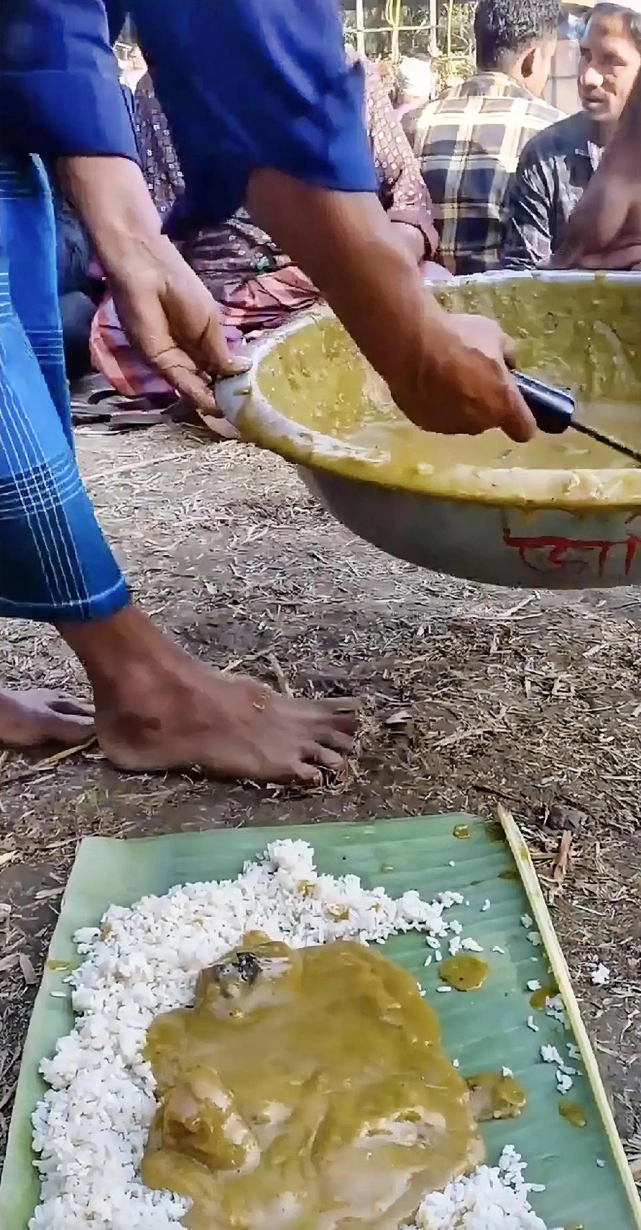 我是真佩服印度。真的是不挑食！就这一坨坨的，也能吃得进嘴里！拿芭蕉叶放在地
