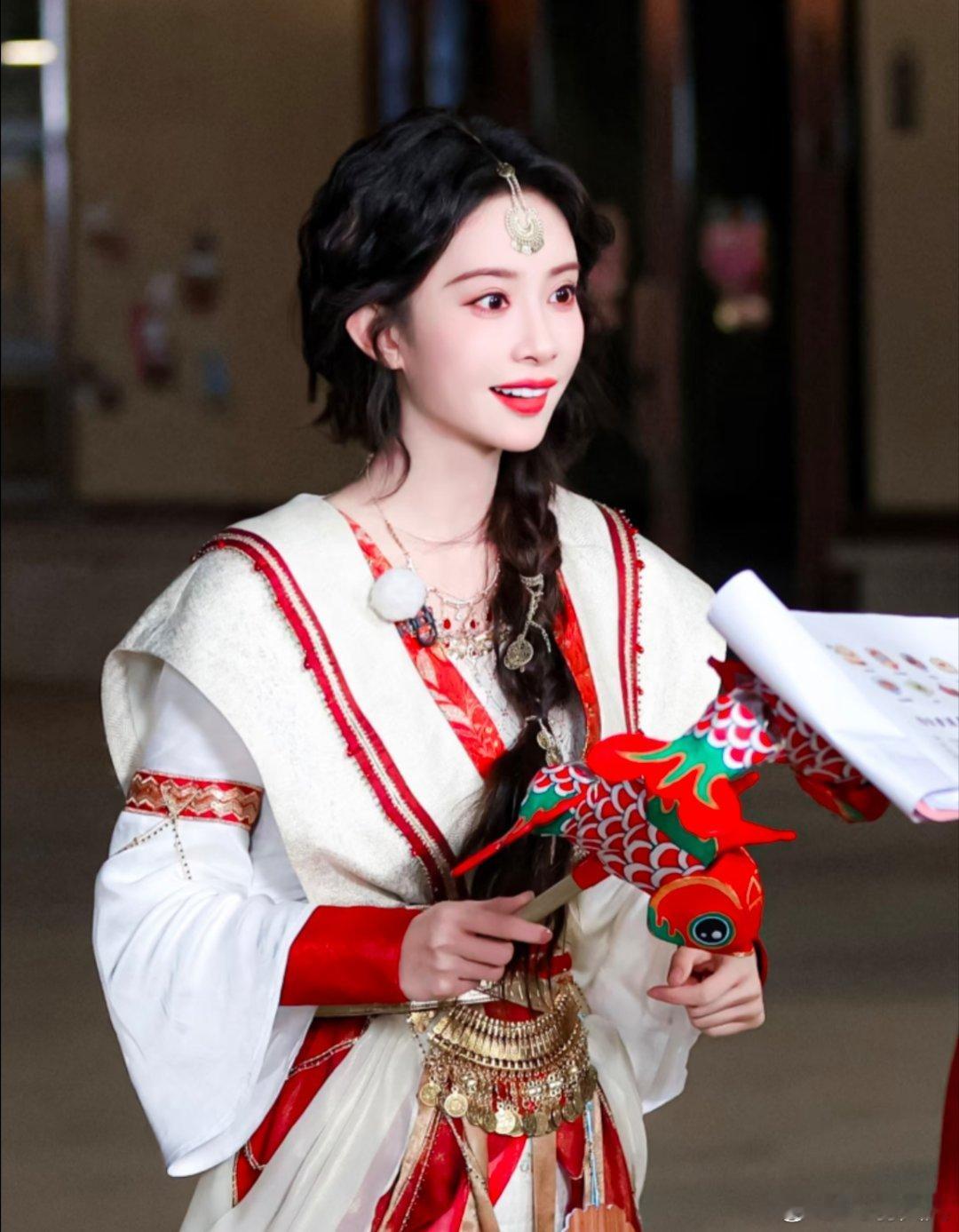 1、杨紫这“心想事成”的体质太牛啦！去年她还念叨着没民国戏找她呢，今年这不就立马