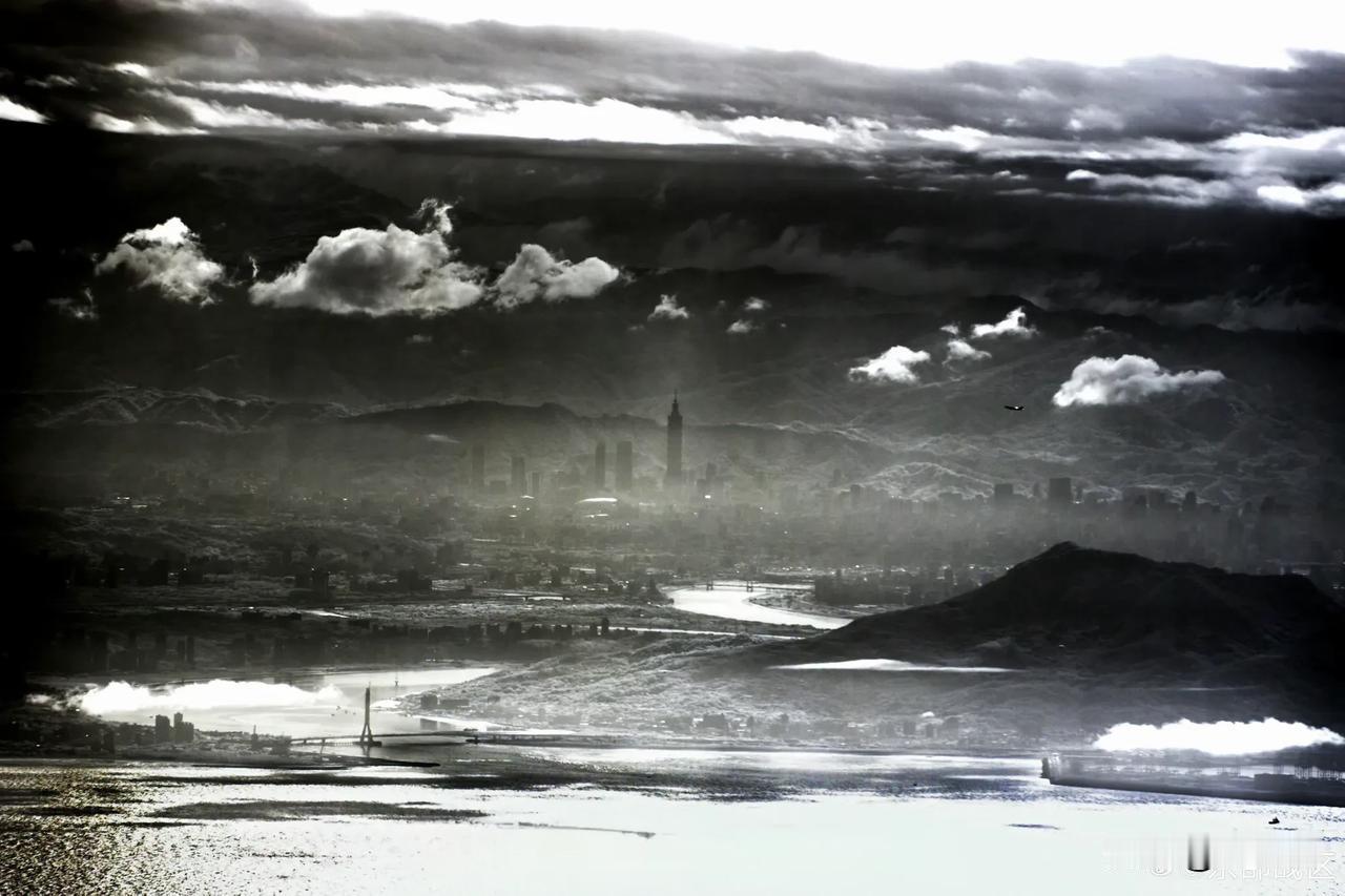 画像应该来自WZ7无人机的光电吊舱，这个距离大概离101大楼45-50km左右，