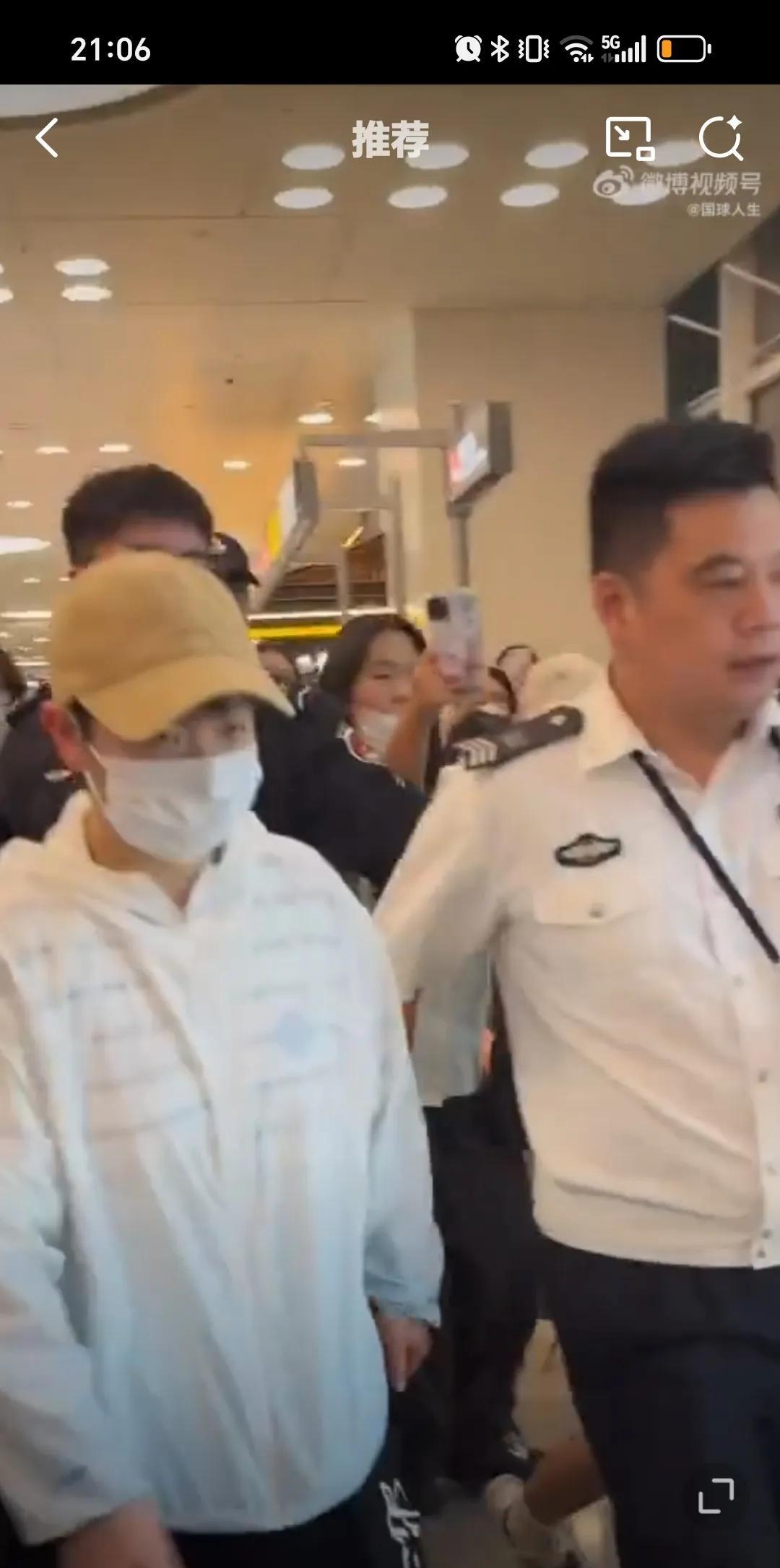 7月24日孙颖莎到达厦门机场，被热情的粉丝包围，幸亏机场安保及时疏通。希望孙颖莎