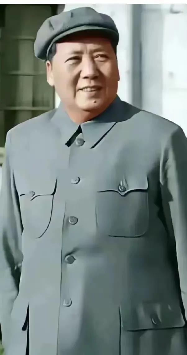 从照片里，我们可以清晰地看到毛主席面带微笑，看向远方，这画面，点亮了历史长河中的