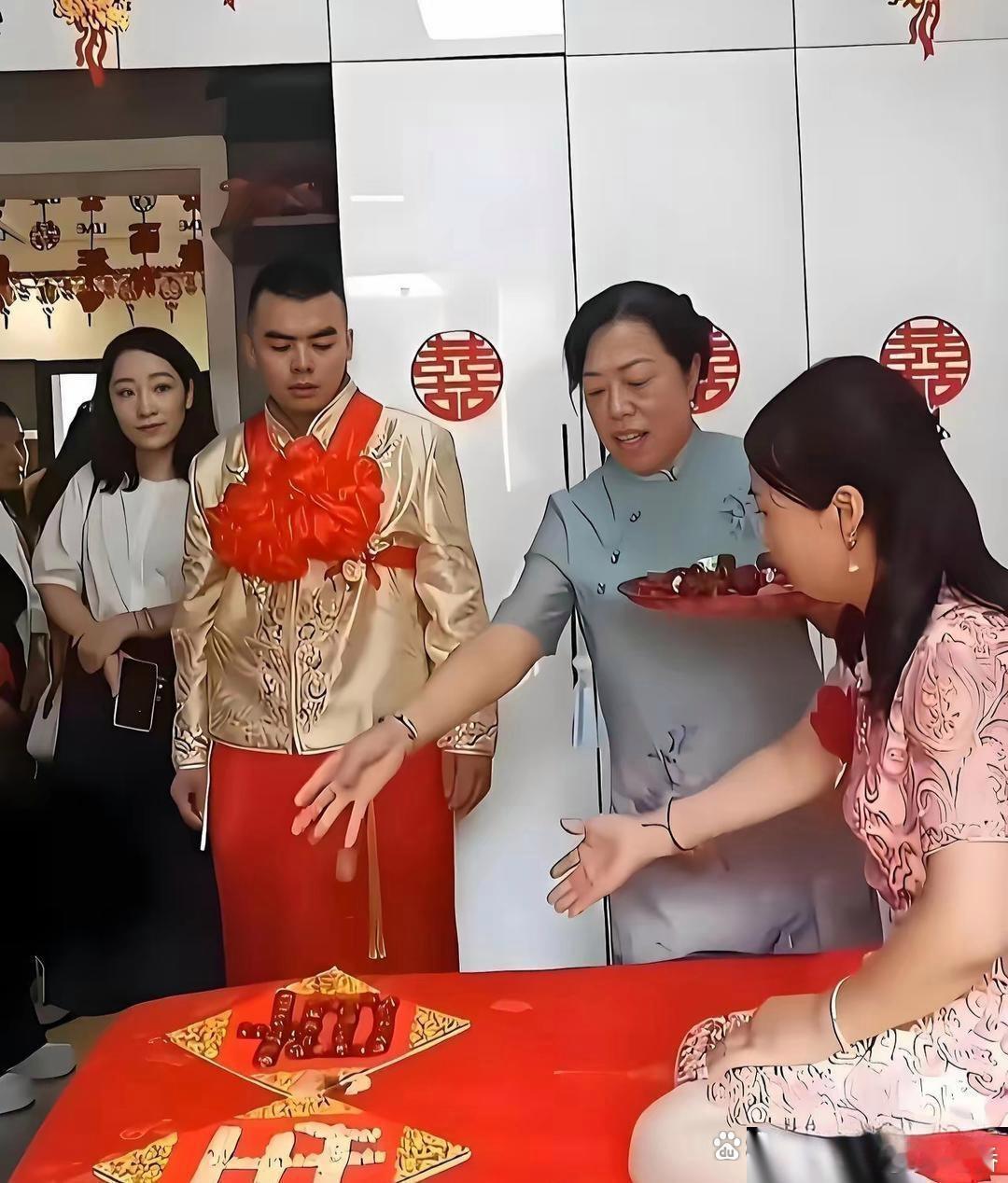 新娘看起来比婆婆年龄还要大，婚非结不可吗​​​