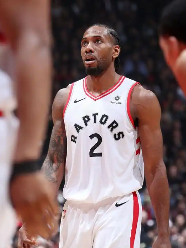 现阶段的伦纳德相当于防守端dpoy、进攻端巅峰库里的存在。中距离命中率49%、三