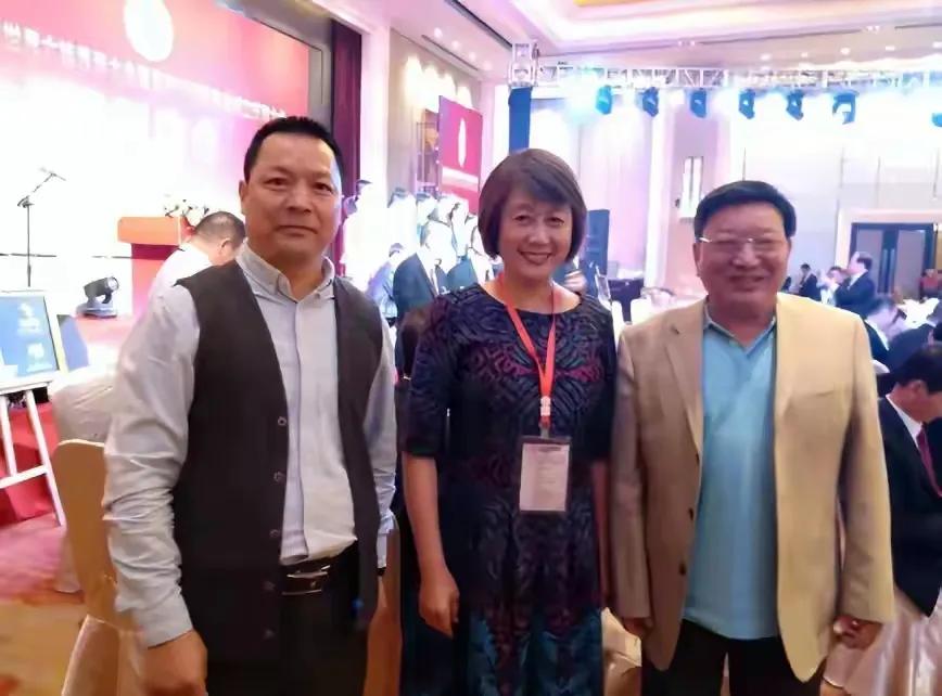 一位出色的主持人汪文华。《曲苑杂坛》当年因故停办简直是可惜了说起《曲苑杂坛》和