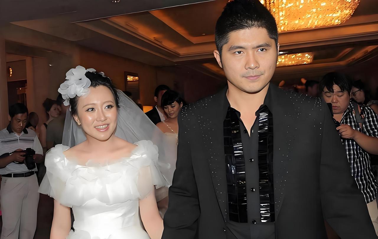 2012年，富豪总裁石磊对潘长江女儿一见钟情，更是豪掷3000万的法拉利疯狂示爱