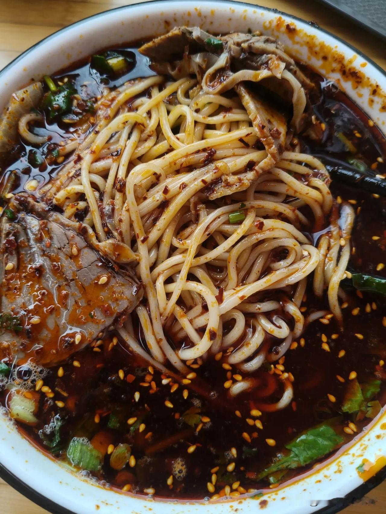 作为温州人，去兰州后才知道正宗兰州牛肉面啥样。刚下高铁，那牛肉面的香气就满世界乱