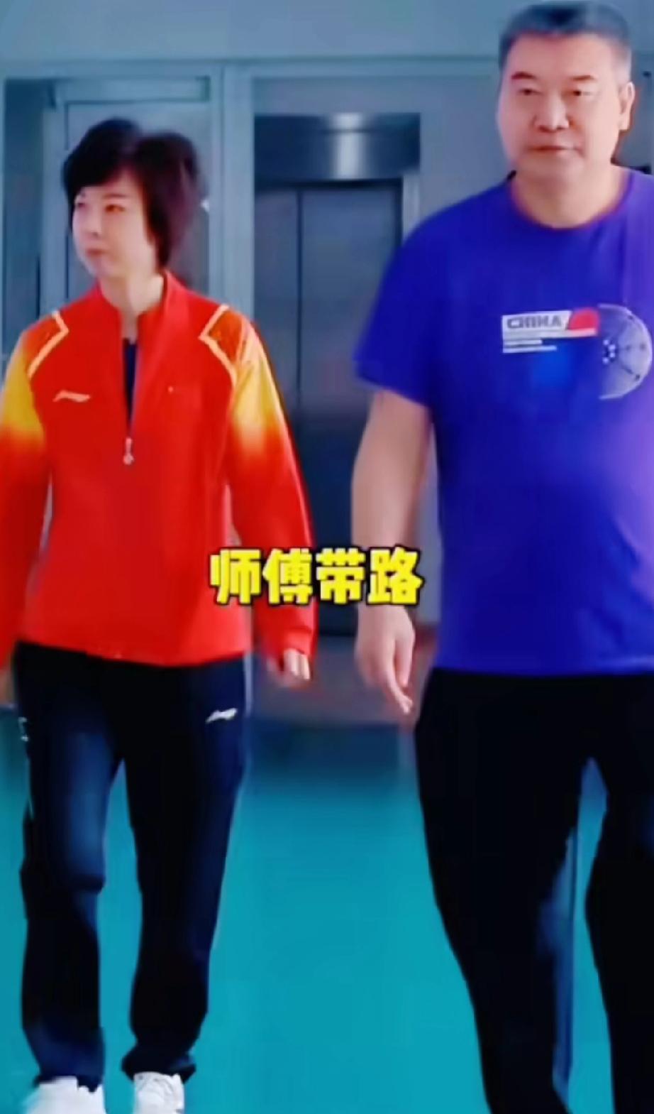 小魔王孙颖莎的偶像张怡宁地位有多高？张怡宁去国乒训练基地，师傅李隼领着过去。