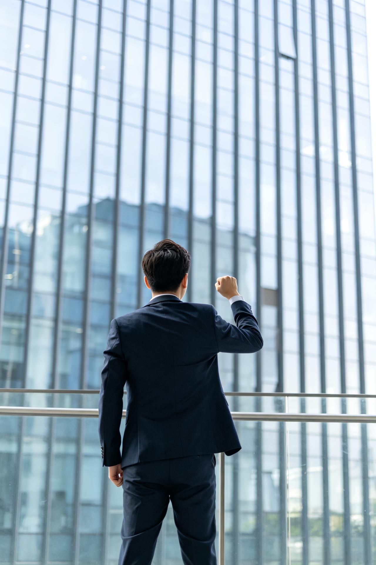 一位职场老手说：“一旦有机会往上走，千万不要觉得自己干不了，成长最快的方式就是