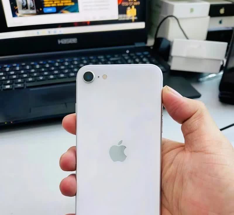目前手里的这一台苹果手机是我的第一台苹果，2020年5月1日前后买的，假期期间收