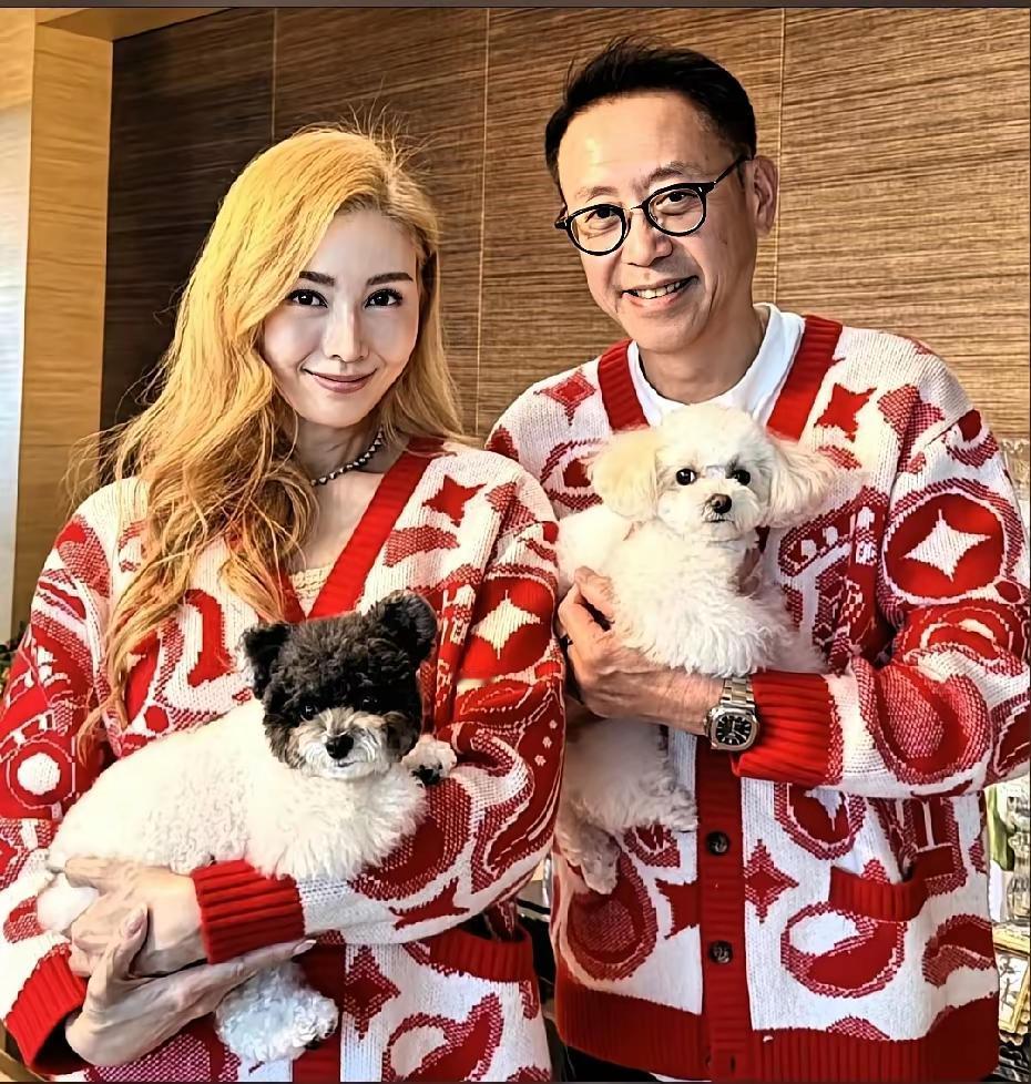 说实话，看到李嘉欣染黄头发的新年照，第一反应是惊艳，第二反应就是感慨：时间对