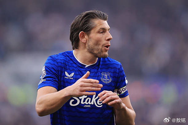 埃弗顿埃弗顿本赛季的转会运作大部分比较成功。去年夏天非常忙碌，埃弗顿甩掉了包袱