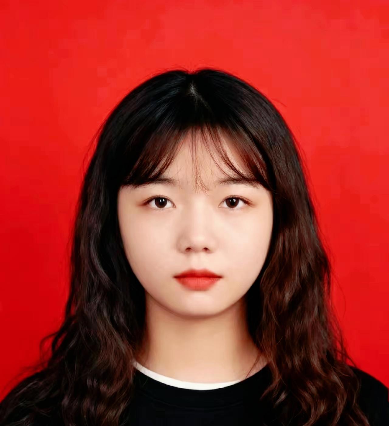 刘杨，出生于2002年9月，女，汉族，重庆奉节人，奉节县平安乡咏梧7村村民。20