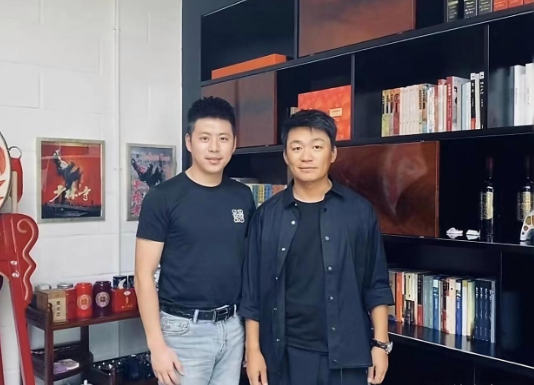 王宝强到朋友家做客，他看起来苍老了好多，脸色好憔悴，状态好差啊