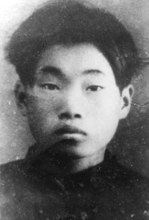 1953年抗美援朝金城战役，19岁的志愿军战士李家发，在部队进攻被敌军暗堡机