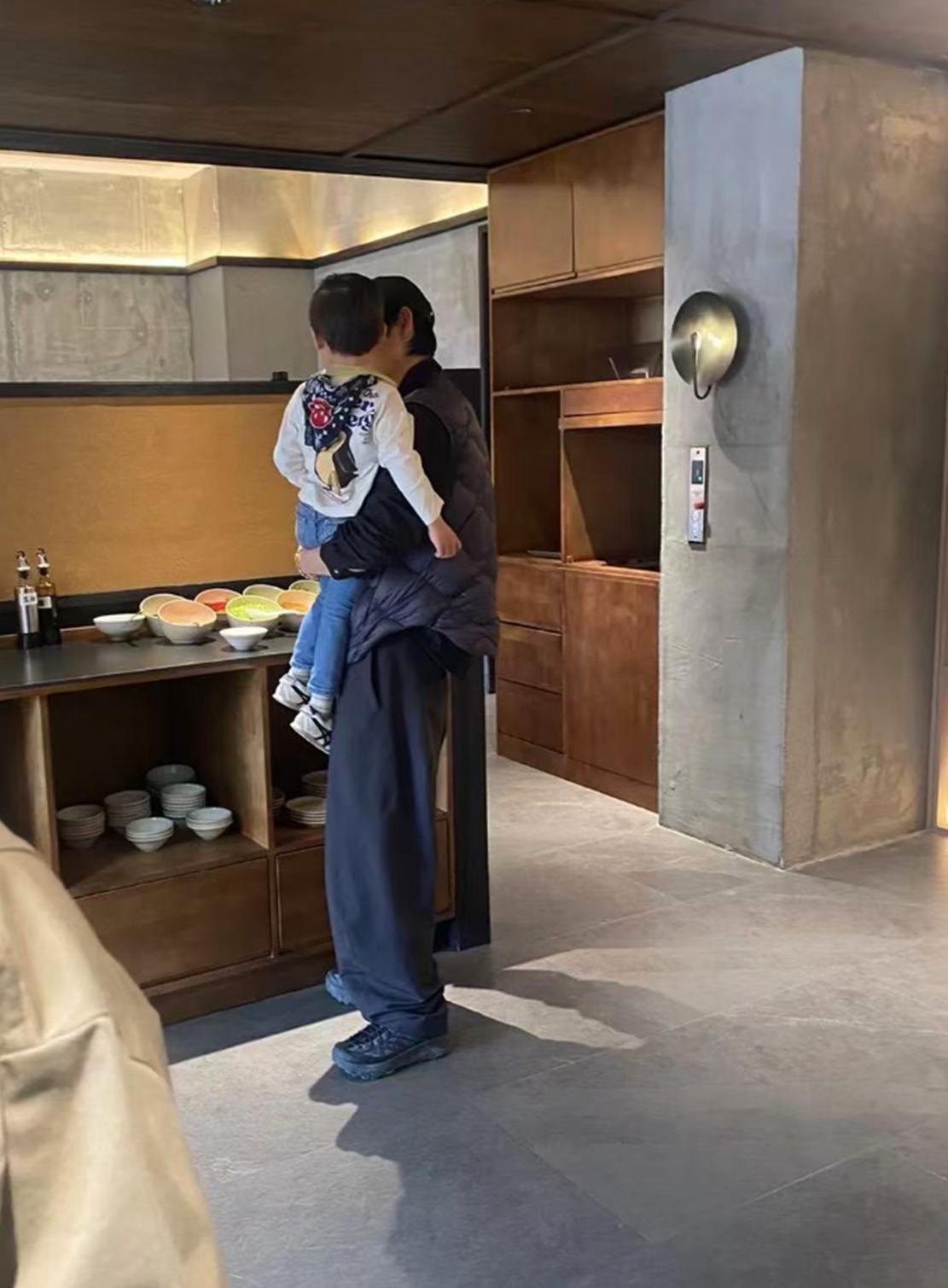 魏晨儿子都这么大了！有网友分享出在阿那亚金山岭偶遇到带着妻儿还有父母度假的魏晨，