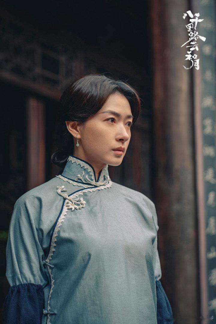 万茜追剧把自己看哭了万茜在日喀则一边吸氧一边追《八千里路云和月》，追着追着就哭