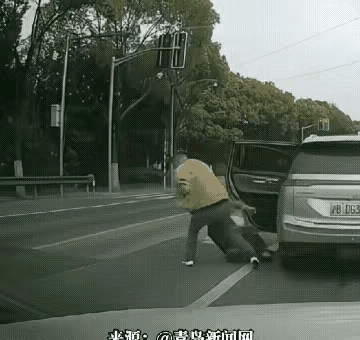 想知道后面这男的怎么样了