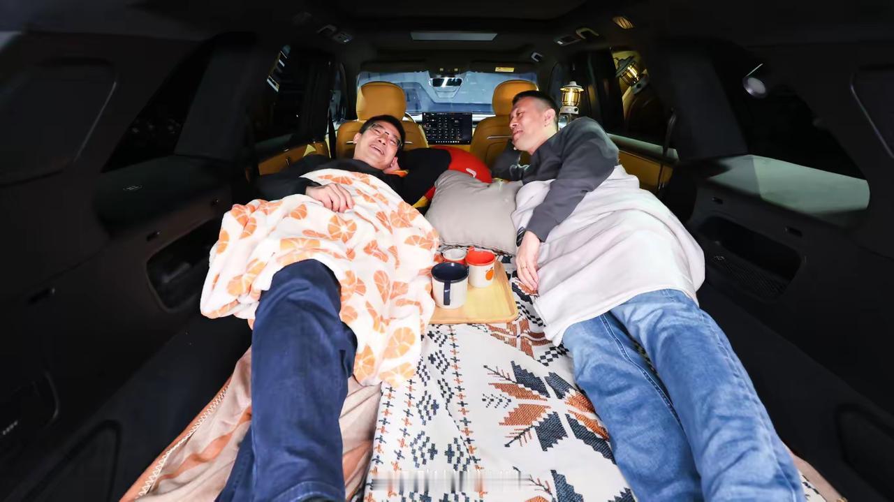 车也是家，未来他俩睡一起啦。从星空下的“移动大床房”，到后备箱里的“露天厨房”