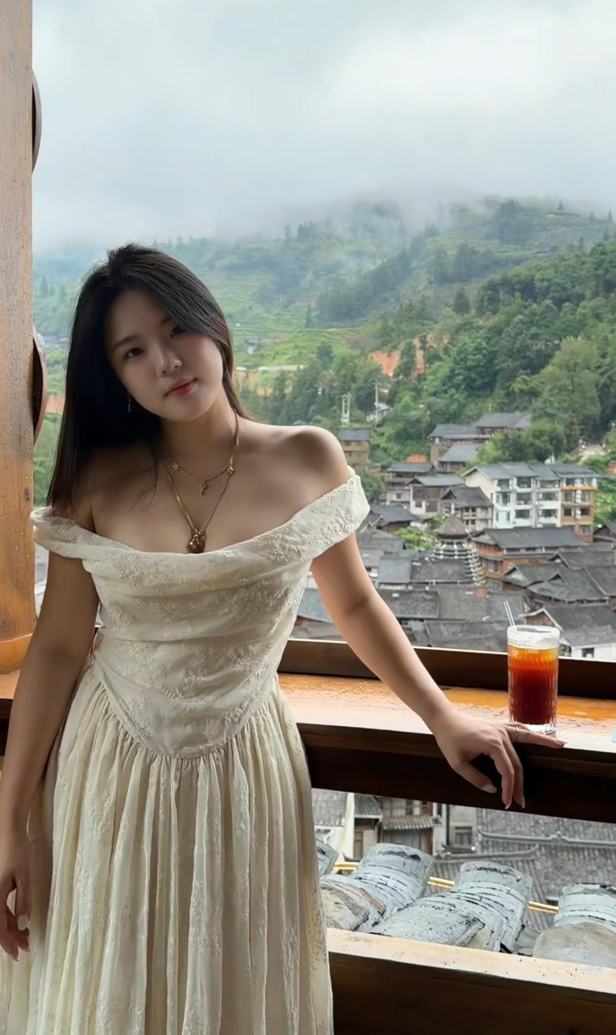 小女孩身材比例真好，穿什么衣服都好看。