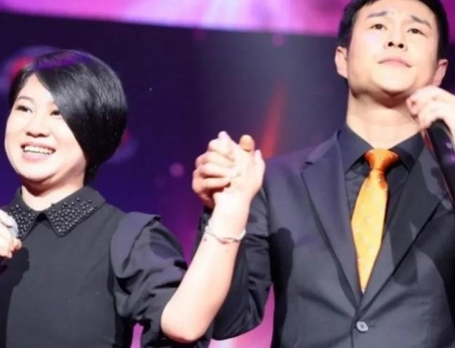小沈阳刚出名时，那次商演结束有个富婆给他一张卡，卡里面有100w！小沈阳也明白是