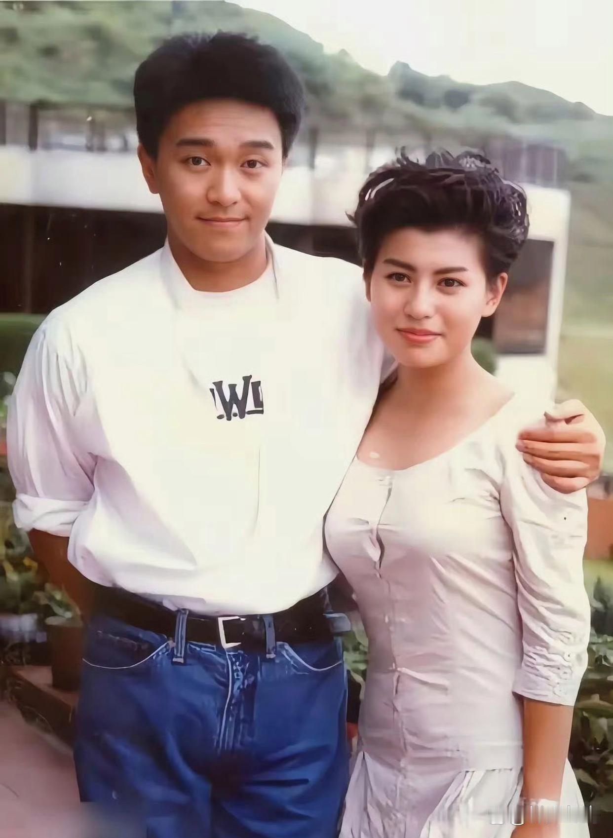 当年的星爷很青涩，旁边的美女是谁呢？