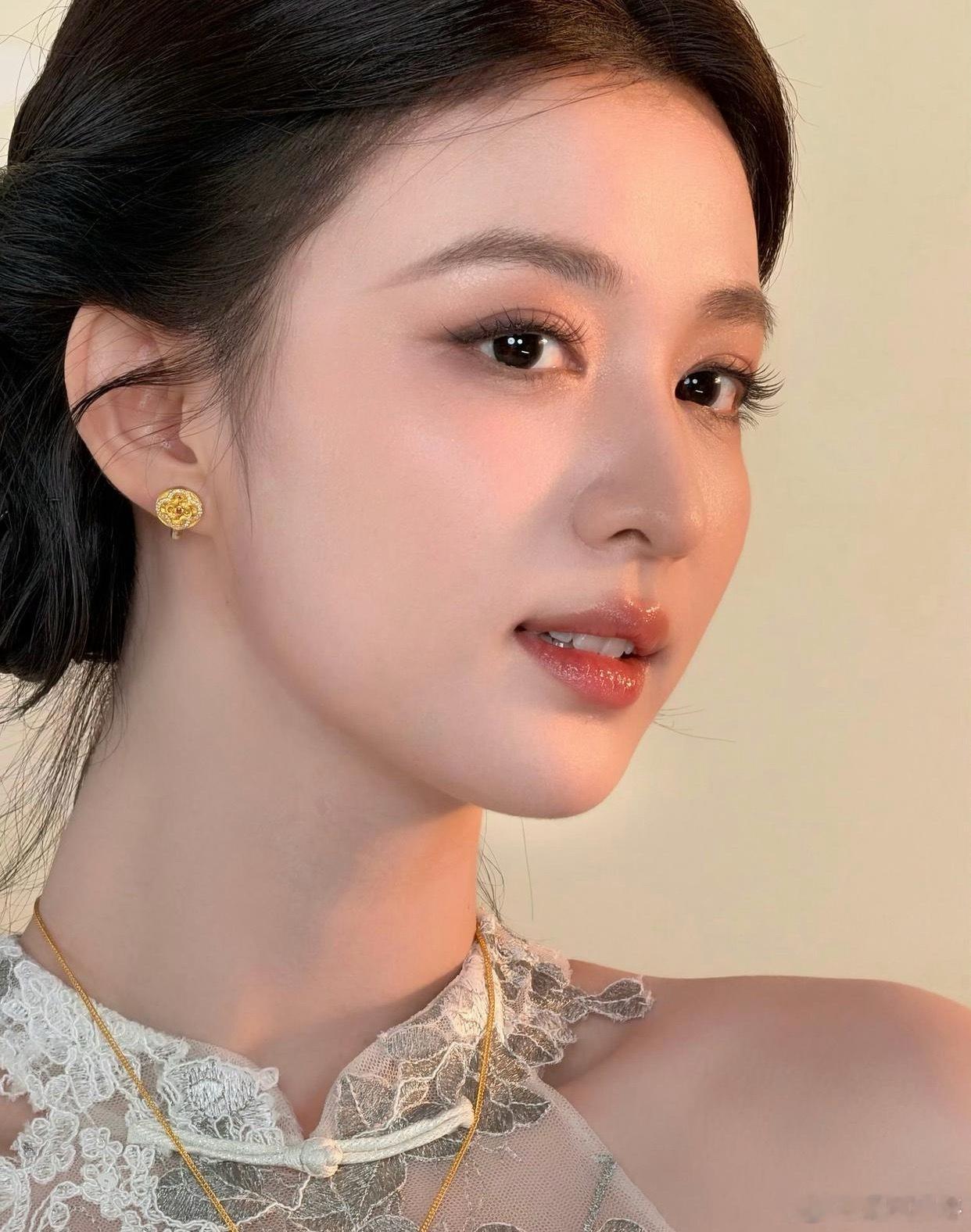 1.吴彦祖开始创立沙发品牌卖沙发了。2.李昀锐代言了北面。3.李现经常跟杨幂一起