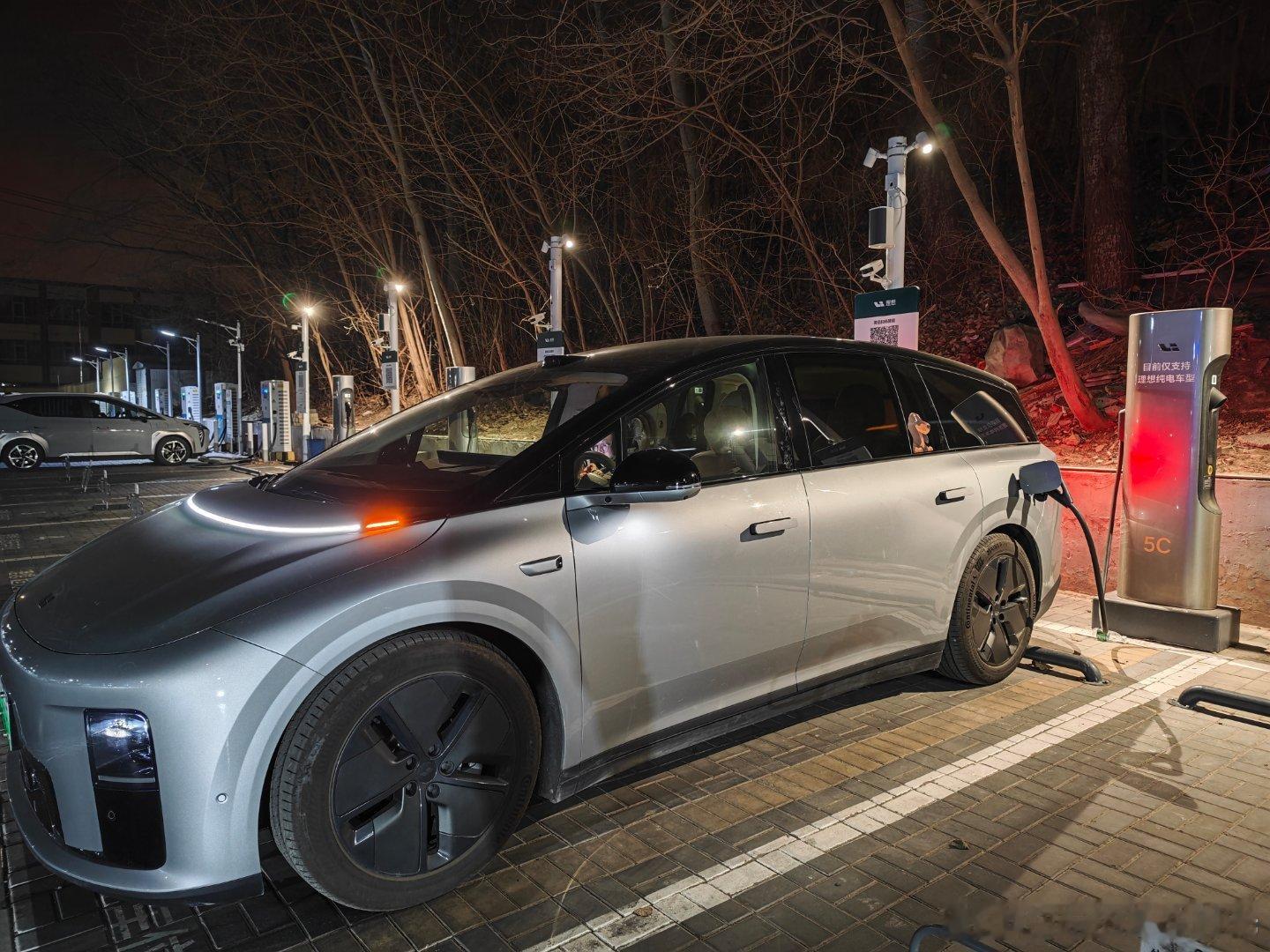 虽然我家有充电桩，但是自从发现回家路上的路边就有5C以后就停不下来了……400左