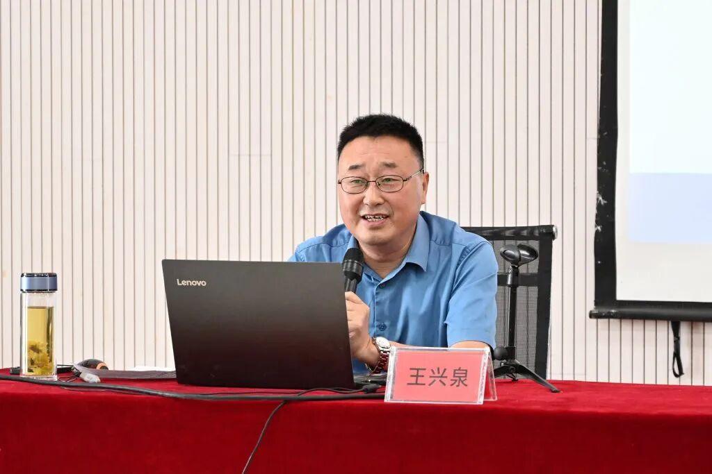 朋友毕业于安徽淮北市濉溪县第二中学，今天说起他高中时的班主任王老师上了热搜，他很