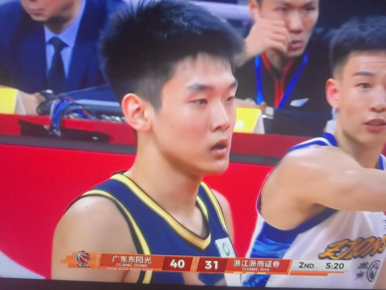 18岁的王洪泽能做出这么流畅的得分动作基本功真的不错篮下脚步不错球商更不错