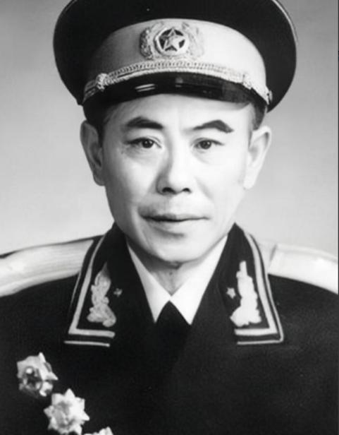 1980年，江苏省军区副司令去上海看病，在一家食堂吃饭。服务员看副司令穿着破衣服