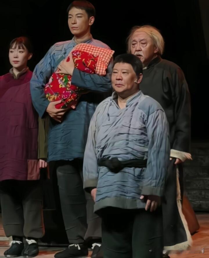 真的被郭德纲这舞台形象给逗乐了，看他这样的发型，应该是带着假发的吧，浑身破烂穿扮