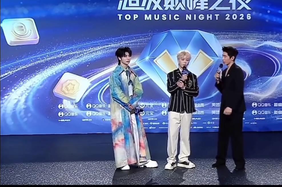 王栎鑫红毯上给再就业哥几个嫩熟排序！今天的qq颠覆之夜红毯上，当被问及再就业哥