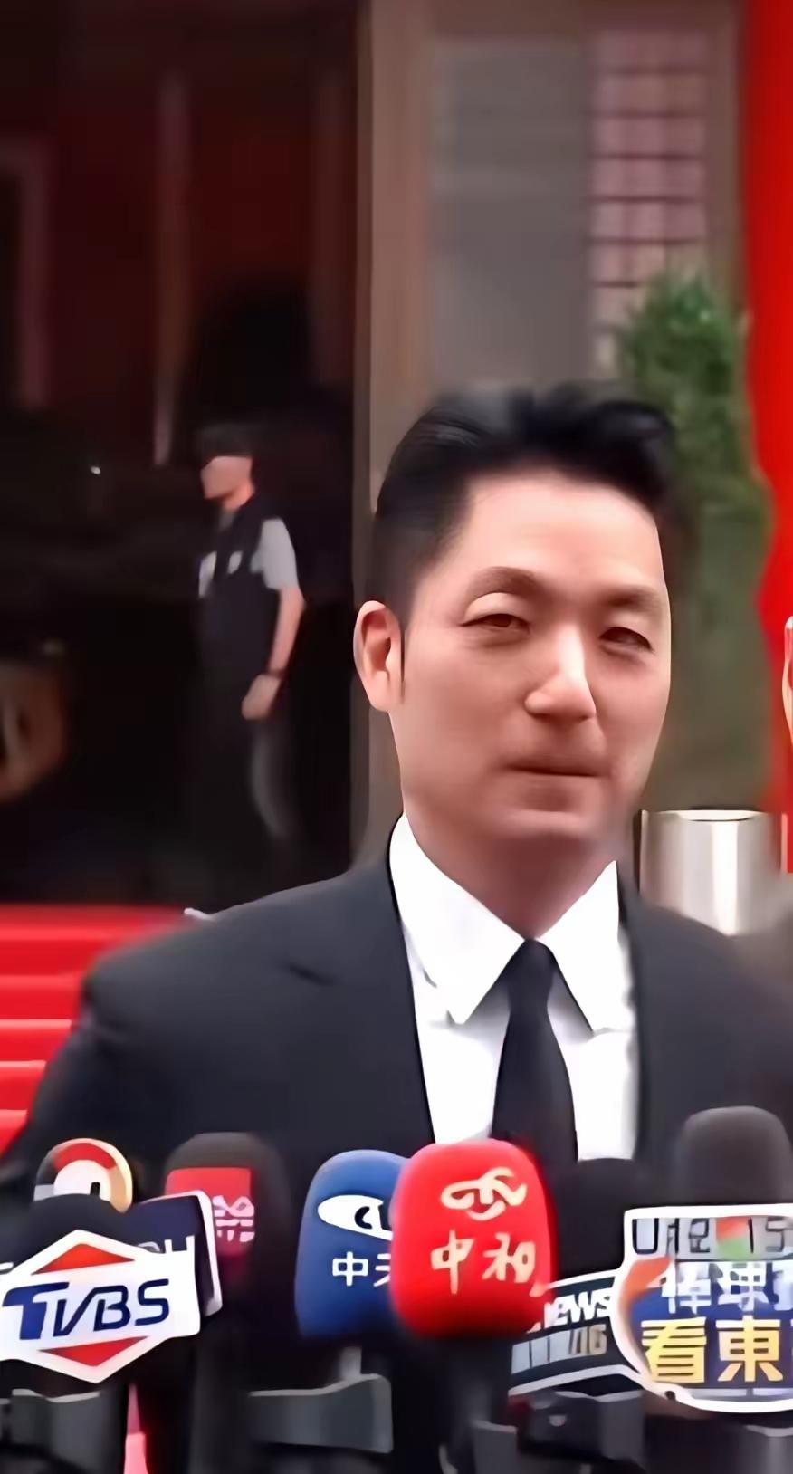 蒋万安这个人，身上藏着一个极大的反差。一个在美国拿了法学博士的律师，妻子娘家还有