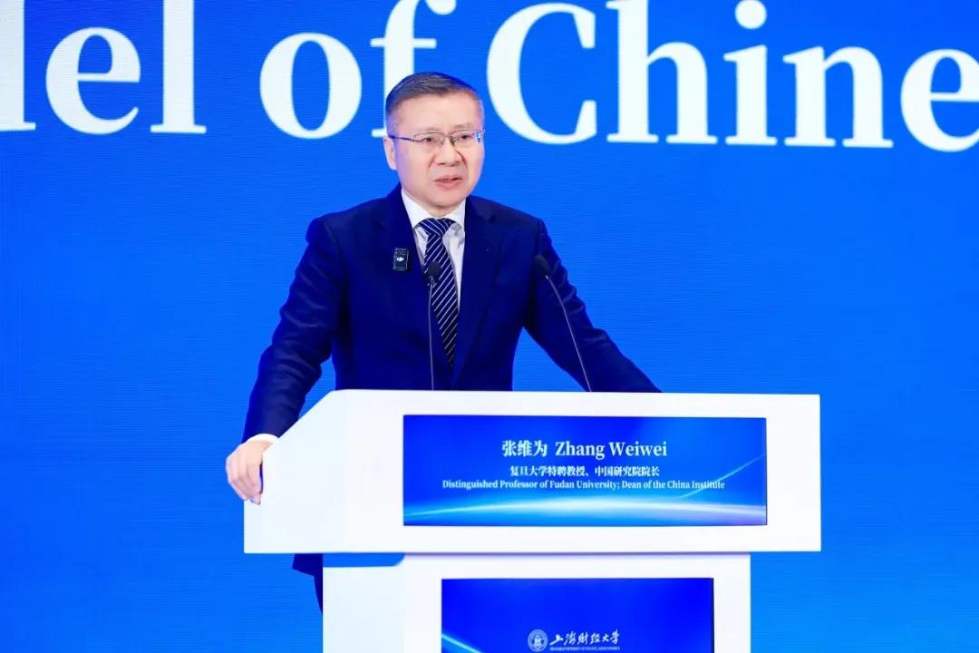 张维为教授出席在上海临港举办的论坛。12月13日，复旦大学张维为教授未出远门，