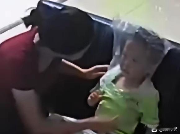 男孩呼吸困难，妈妈塑料袋罩头急救？这招真能救命？最近网上一个“男孩呼吸困难母