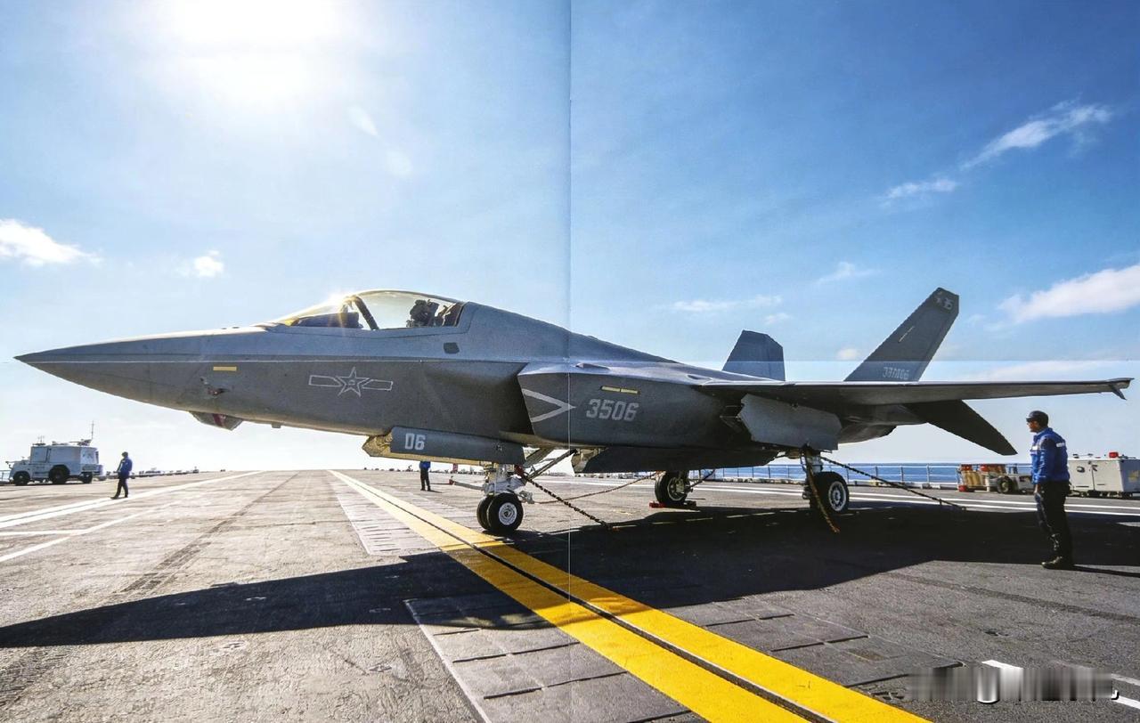 歼35最新视角画面曝光，这一次藏着巨大信息…这一张歼35照片，确实是最新视角