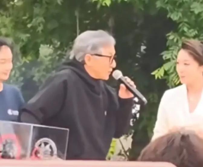 成龙去某高校参加活动，主持人说：“作为福利，我们将送出两本成龙亲笔签名的书。”成