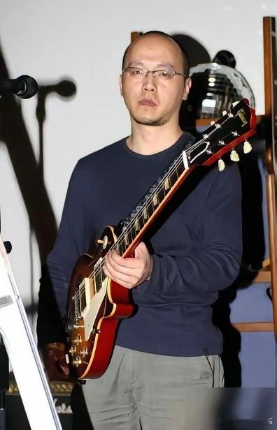 5000万资产，窦唯只骑电动车。邻居在秦皇岛总碰见他。旧电动车，车筐里装着白菜