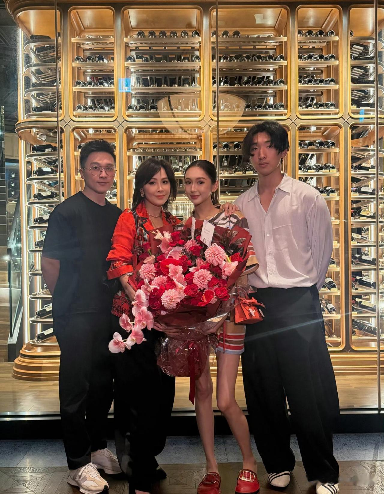 刘嘉玲与朋友们合影！6月24日，刘嘉玲晒出一组与朋友们的合影，并且配文称“在你