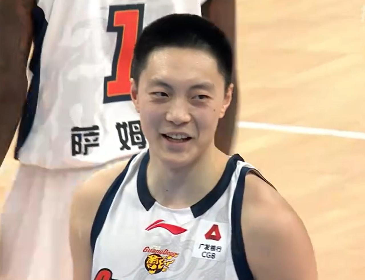 实话实说，胡明轩长时间表现低迷，并不完全是身体原因！本赛季，对于广东队主力后卫