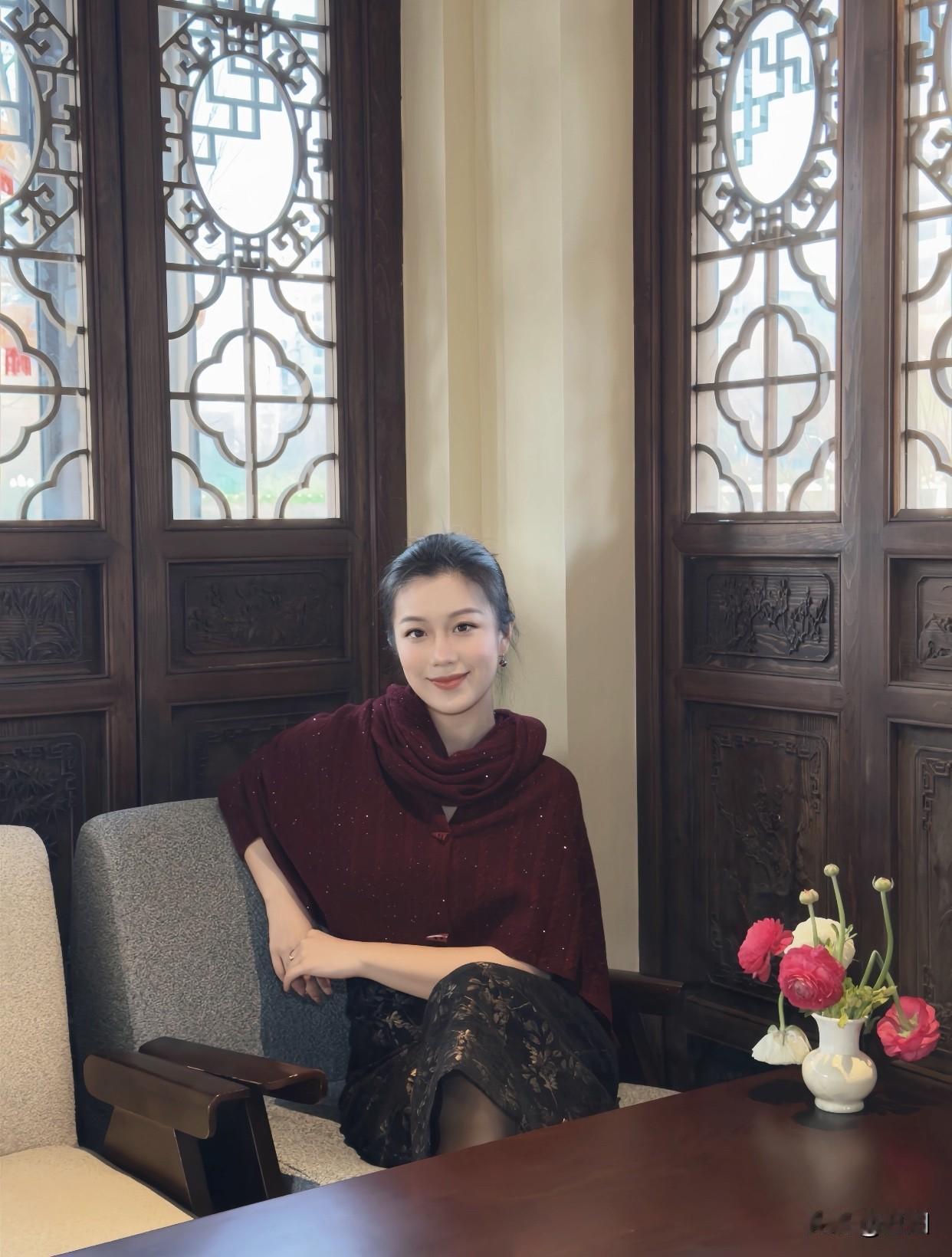 但耐看可不止看脸，内在品质和个性也超重要。一个善良、自信、聪明又有趣的女人，魅力