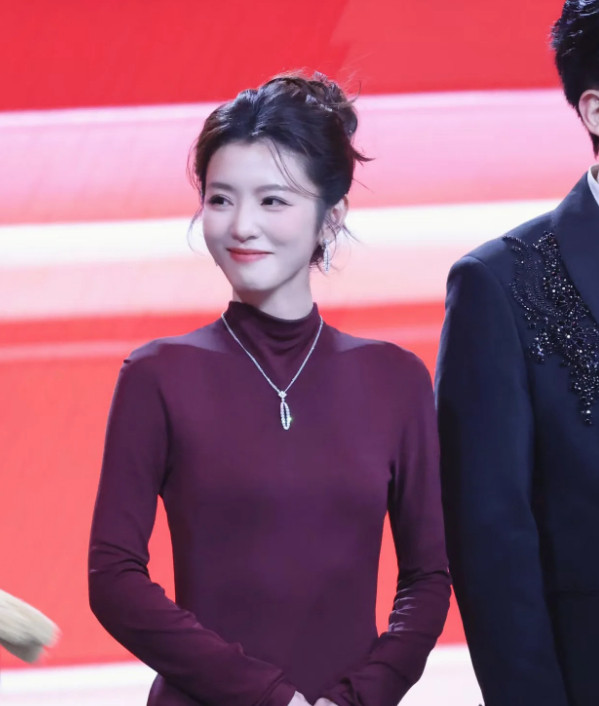 李云霄真的是太出众了太美了！穿这么简单的裙子也好美！这体态真迷人，虽然对她不熟悉