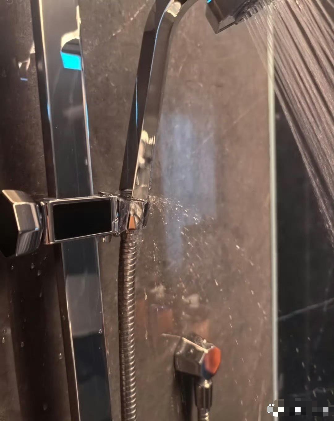网友：成都，酒店花洒是这样的。我该怎么办，急，在线等。