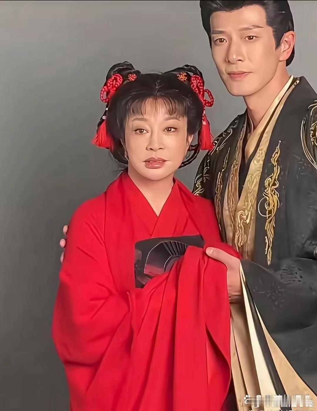 刘晓庆短剧出演18岁少女，开播之后满屏都是违和感的吐槽。有网友放出线下生图，她和男主整整相差30岁。