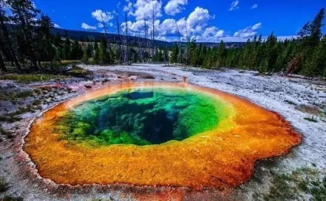 高考试卷是怎么产出的？那得先说说考题都是哪些人出的。每年四月中下旬，都会有一批人