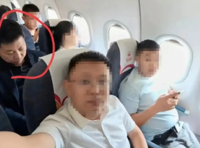 2023年9月，有网友在飞机经济舱上发现后排的乘客竟然是华为余承东，便希望和余总