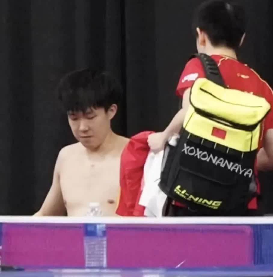 21年休斯敦有种误入他家客厅的感觉。好生活好自然啊！孙颖莎你就宠他吧，