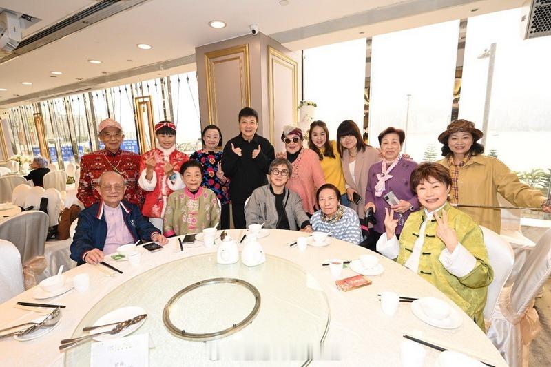 明报：江图离世｜邵音音贴最后合照送别“电视上第一个爱人”资深艺人江图今晨（15