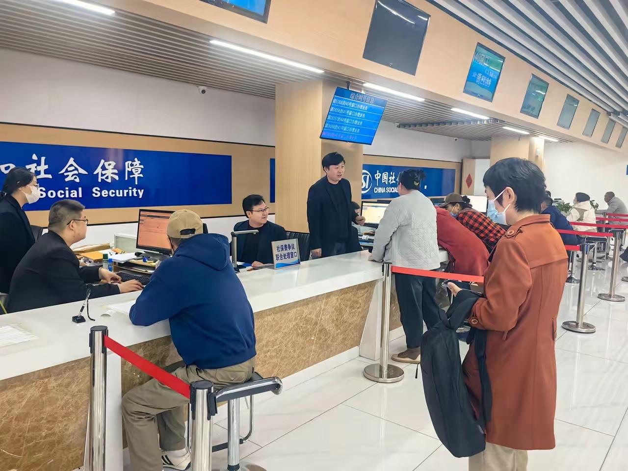 月薪2360块的人，得按7172块的基数缴社保：缴费标准，是自己工资的3倍。官方