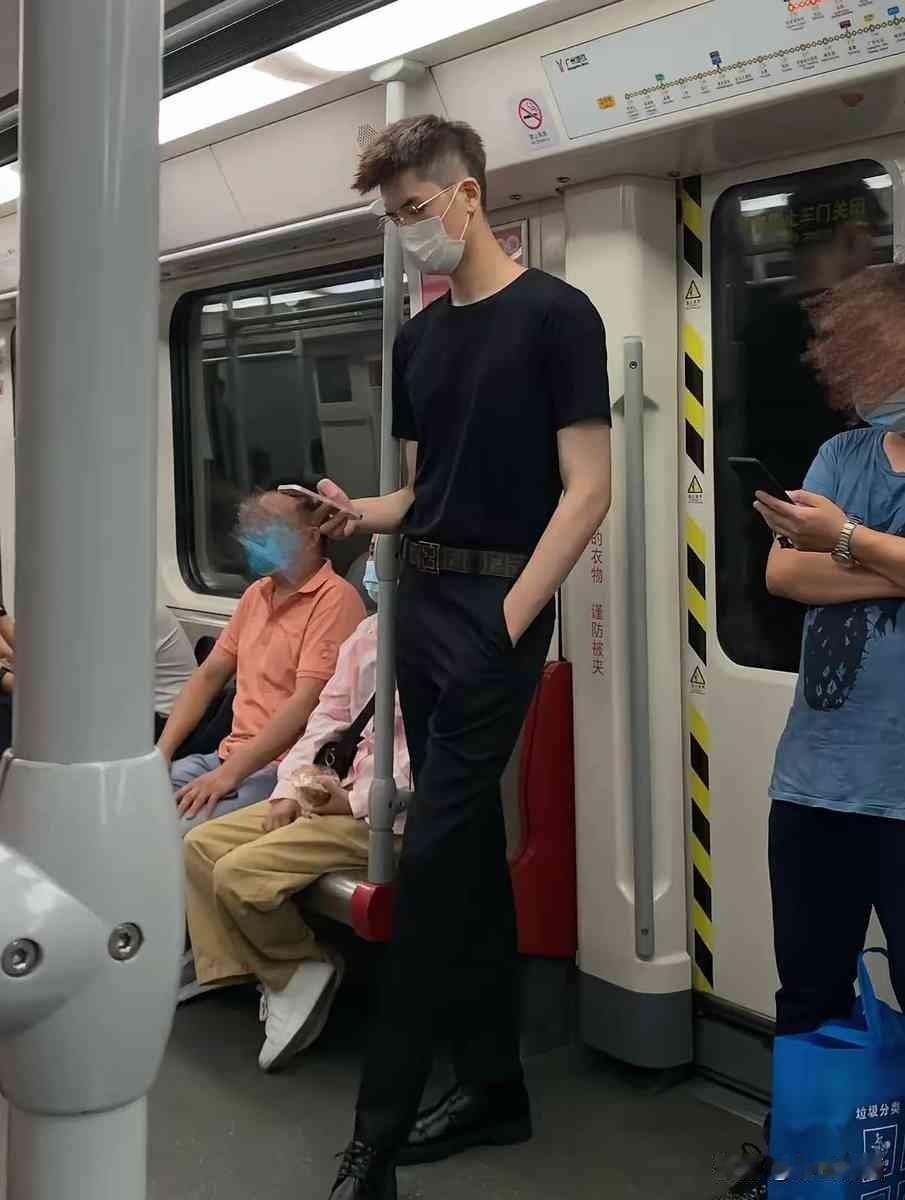 我竟然对一个陌生帅哥心动了。事情很简单，地铁上，一个男的，被另一个男的，给吸引